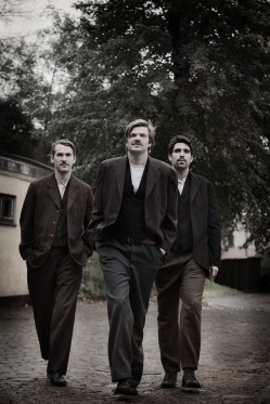 1914: I kamp for friheden</br>De tre skuespillere Jonas Littauer, Niklas Bentzen og Zaki Nobel Mehabil.</br>Foto: PR-foto/ Zebu
