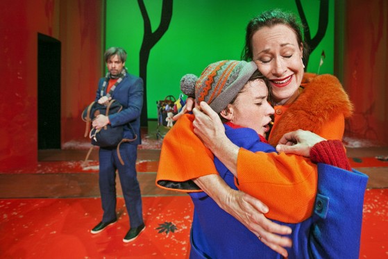 En sammenbragt familiekabale</br>Da Karla igen kommer hjem, lover moren, at alle gør det så godt de kan.</br>Foto: PR-foto / Aarhus Teater – Per Morten Abrahamsen