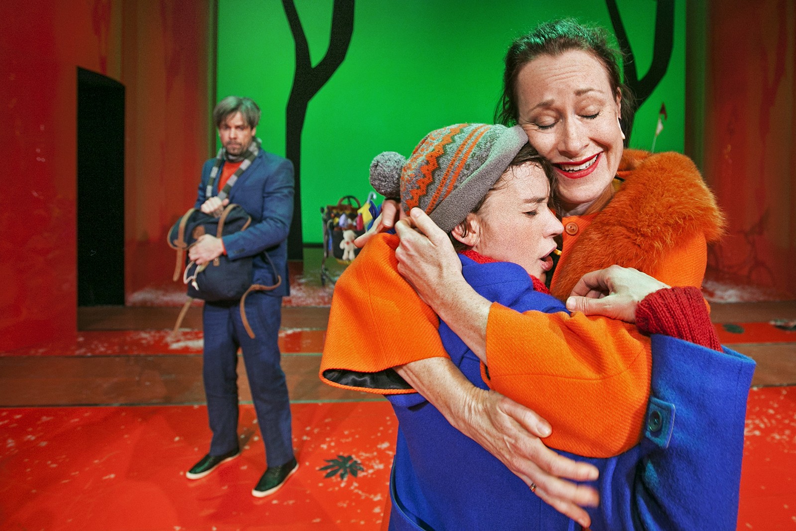 En sammenbragt familiekabale</br>Da Karla igen kommer hjem, lover moren, at alle gør det så godt de kan.</br>Foto: PR-foto / Aarhus Teater – Per Morten Abrahamsen