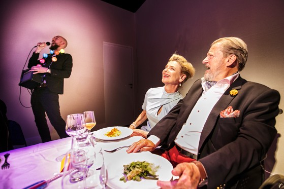 God vin og dårlig stemning</br>Familens yngste søn forsøger at holde en festlig stemning. </br>Foto: PR-foto / République - Per Morten Abrahamsen
