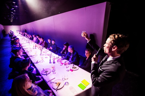 God vin og dårlig stemning</br>Et lamslået selskab tager ikke hjem efter den afslørende tale. </br>Foto: PR-foto / République - Per Morten Abrahamsen