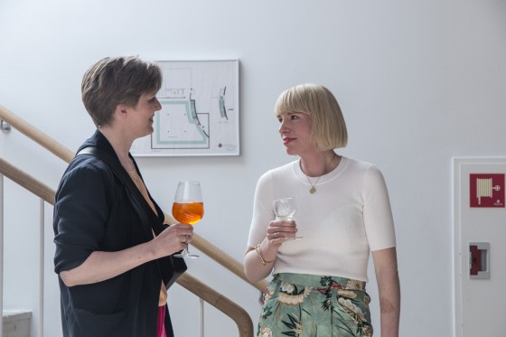 Afgang 17 Det Jyske Kunstakademi</br>Fernisering på Afgang 17 i Kunsthal Aarhus. Th. kurator Kristine Siegel.</br>Foto: Mariana Gil
