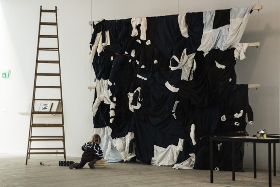 Afgang 17 Det Jyske Kunstakademi</br>Værk af Marija Griniuk. Opsætning af udstillingen.</br>Foto: Mariana Gil