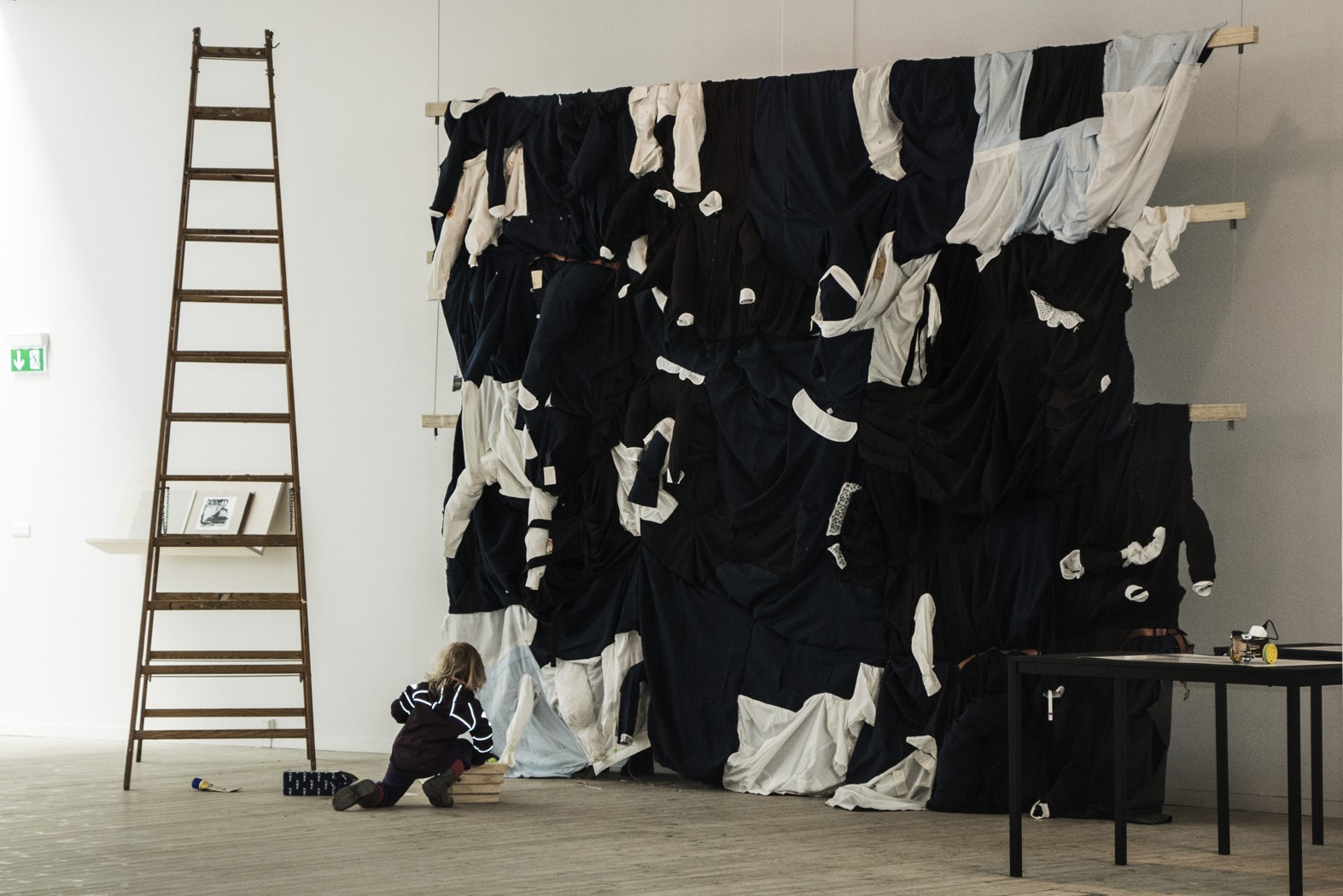 Afgang 17 Det Jyske Kunstakademi</br>Værk af Marija Griniuk. Opsætning af udstillingen.</br>Foto: Mariana Gil