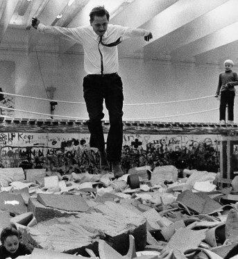 Model for fri leg</br>Olof Palme hopper i Modellen, 1968.</br>Foto: Pr-foto / ARKEN - Ake Malmstrom / Scanpix