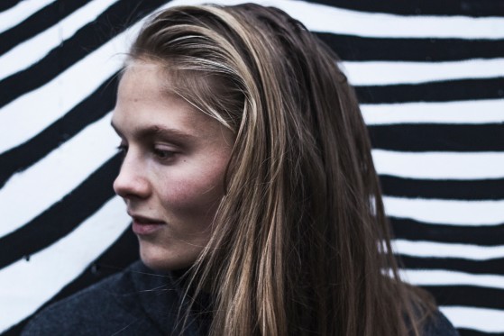 Ny festival hylder den gennemtænkte tale</br>Feminist, aktivist og redaktør Emma Holten holder en brandtale for festivalens deltagere.</br>Foto: Cecilie Bødker