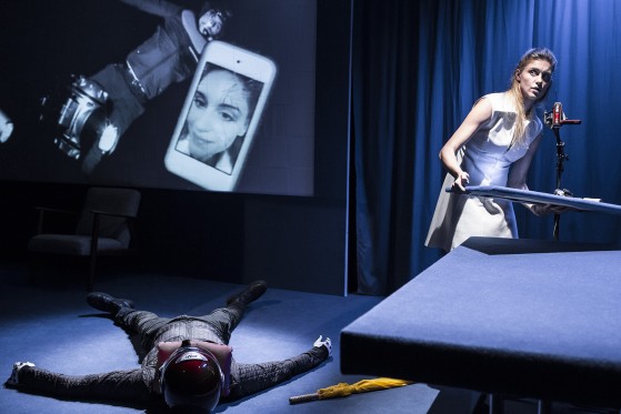 Legesygt teater hentet i dødsriget</br>Der bliver vist filmtricks for øjnene af publikum.</br>Foto: PR-foto / Husets Teater - Henrik Ohsten Rasmussen