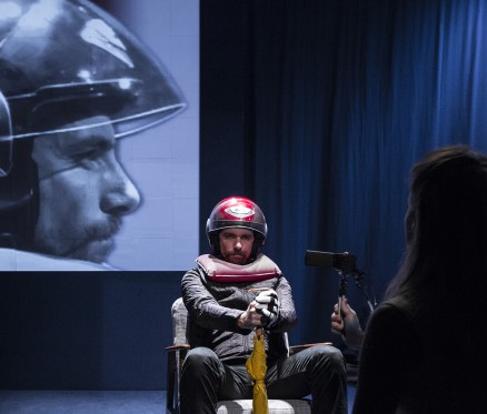 Legesygt teater hentet i dødsriget</br>Impossible giver lyst til selv at lege med kameraer.</br>Foto: PR-foto / Husets Teater - Henrik Ohsten Rasmussen