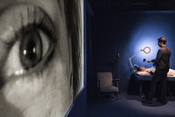 Legesygt teater hentet i dødsriget</br>I Impossible bliver filmmediet blandet ind i teatret.</br>Foto: PR-foto / Husets Teater - Henrik Ohsten Rasmussen