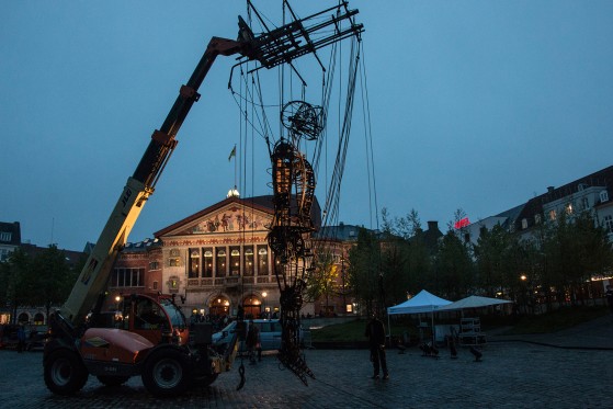 Kom med til prøverne på teaterfestivalen ILT</br>Efter mørkets frembrud kan forbipasserende opleve en 7 meter høj ståldukke gå rundt i Aarhus centrum omkring Bispetorv.</br>Foto: Mariana Gil