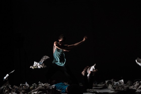 Kom med til prøverne på teaterfestivalen ILT</br>I en mosaik af hvirvlende avispapir og kroppe inviterer forestillingen publikum ind i et drømmeagtigt univers, hvor det hele tiden føles som om virkeligheden er lige ved at blive opløst.</br>Foto: Mariana Gil