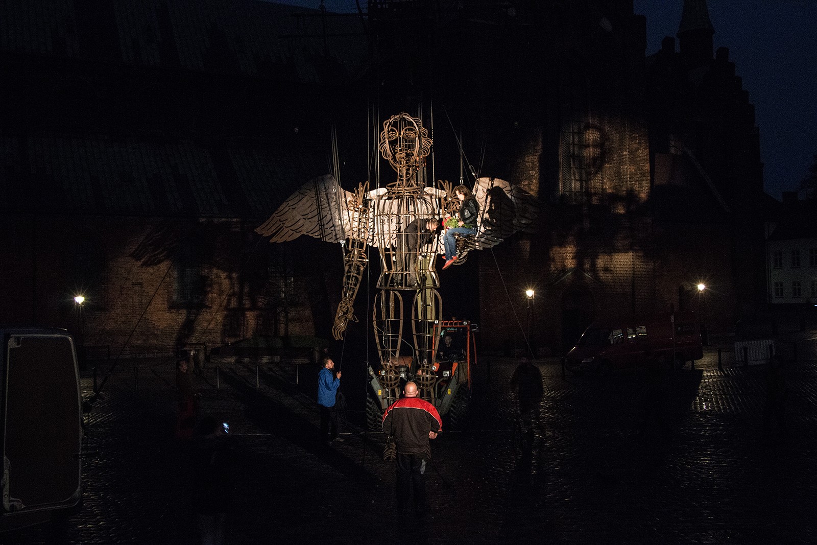 Kom med til prøverne på teaterfestivalen ILT</br>Nu skal kæmpen være med til at åbne ILT Festivalen, og dørene til endnu en Europæisk Kulturhovedstad, nemlig Aarhus 2017. </br>Foto: Mariana Gil