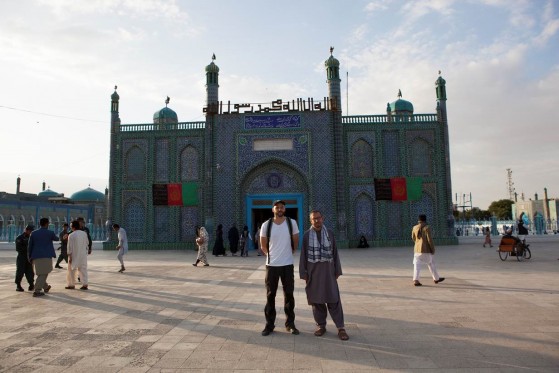 Carsten Jensen - krigsreporteren og forfatteren</br>Carsten Jensen og Anders Hammer foran den blå moské i Mazar-e-Sharif i Nord-Afghanistan.</br>Foto: Privatfoto / Gyldendal