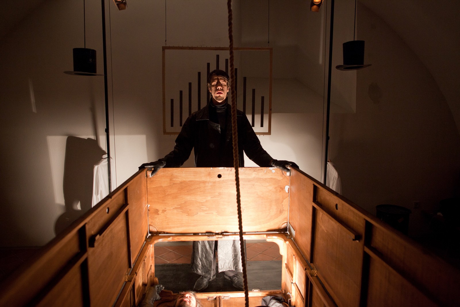 Grænseoverskridende, vanvittigt og virkelig morsomt dukketeater for voksne</br>Inde i salen sidder vi tæt. Både på hinanden og på skuespillerne.</br>Foto: PR-foto / ILT teaterfestival