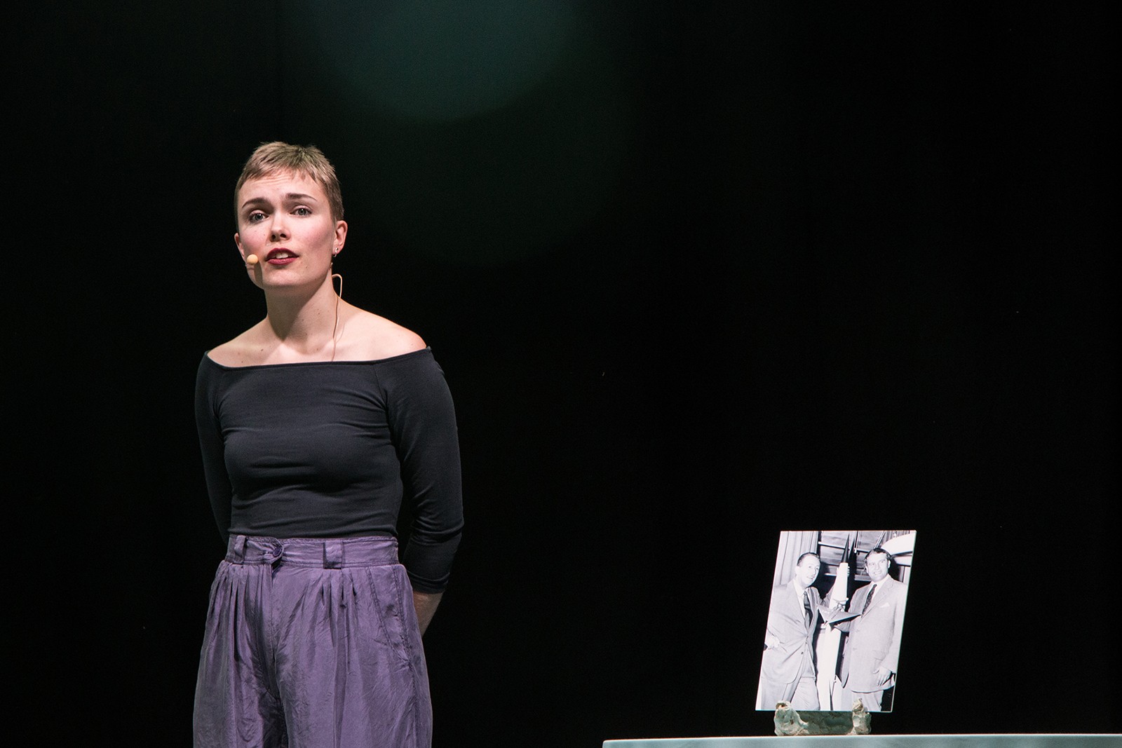 Biologisk og Syntetisk kunst med levende insekter</br>Louise Haugaard lavede en performance i udstillingen den 19. maj. <br />Rethinking MATTER - Biotic Synthetic på Godsbanen</br>Foto: Mariana Gil