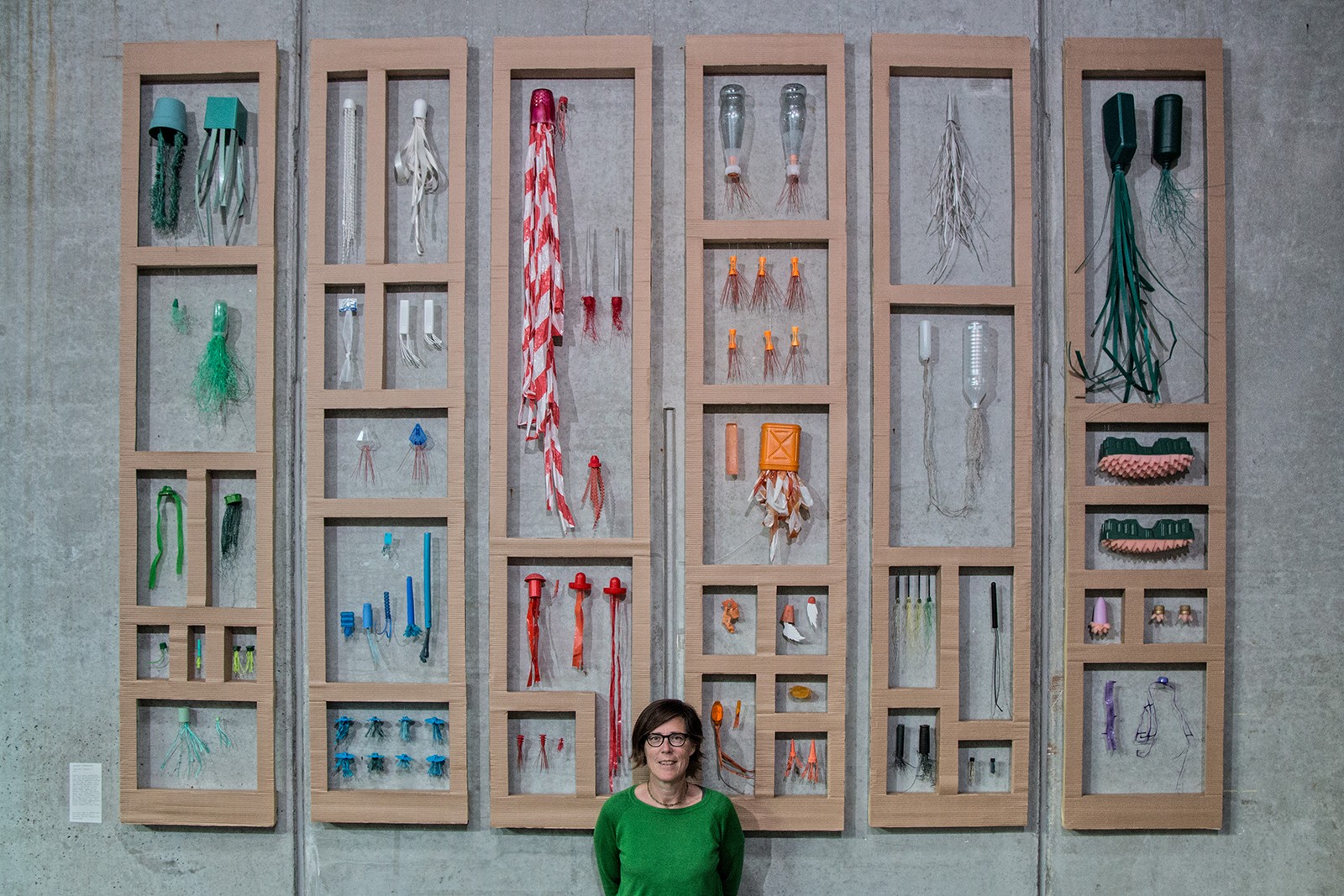 Biologisk og Syntetisk kunst med levende insekter</br>Med det indsamlede plastik, laver Carolien Adriaansche ekstraordinære væsner, en ny biodiversitet. Her står hun foran sit værk Collection Aarhus C<br /><br />Rethinking MATTER - Biotic Synthetic på Godsbanen</br>Foto: Mariana Gil