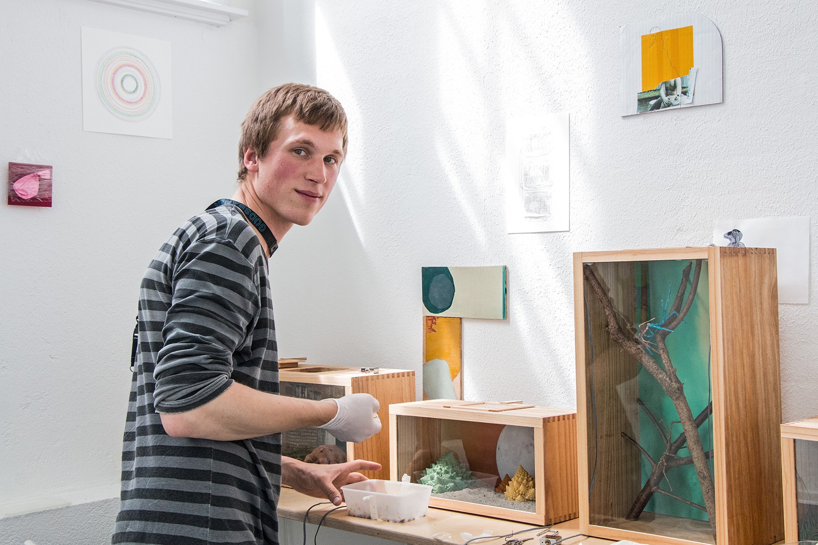 Biologisk og Syntetisk kunst med levende insekter</br>Laurits Nymand Svendsen er her ved at hjælpe myrer, kakerlakker og andre smådyr med at komme på plads i MOTORs bidrag til udstillingen. <br /><br />Rethinking MATTER - Biotic Synthetic på Godsbanen</br>Foto: Mariana Gil
