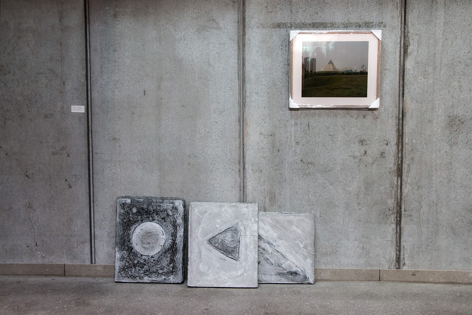 Biologisk og Syntetisk kunst med levende insekter</br>Villiam Miklos Andersen arbejder med større installationer af skulpturelle elementer med fokus på arkitektoniske sammenhænge.<br />Rethinking MATTER - Biotic Synthetic på Godsbanen</br>Foto: Mariana Gil
