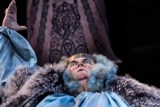 RØDE ORM EROBRER PUBLIKUM OG GIVER ÅNDENØD</br>Lars Lohmann spiller rollen som den kuglerunde og nykristnede Harald Blåtand.</br>Foto: PR-foto / Det Kongelige Teater - David Bering og Morten Fauerby // Montgomery.dk