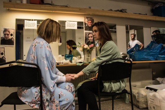 Frustrationer og sprængte facader: Intens nærhed i Premiere</br>Publikum ser brudstykker af en fortælling undervejs. </br>Foto: Mariana GIl