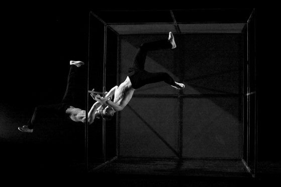 Eksistentiel dans uden fodfæste</br>Kassen er den røde tråd gennem forestillingen, undervejs bliver den brugt til meget. </br>Foto: PR-foto / Uppercut Danseteater - Henning Sjøstrøm