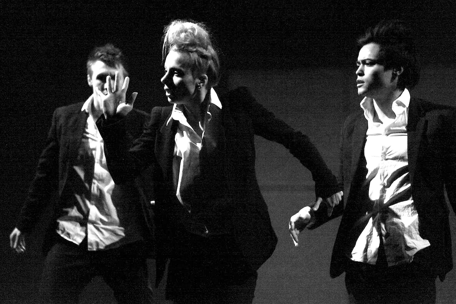 Eksistentiel dans uden fodfæste</br>Forestillingen handler om at turde satse og at leve med de succeser og fiaskoer.</br>Foto: PR-foto / Uppercut Danseteater - Henning Sjøstrøm