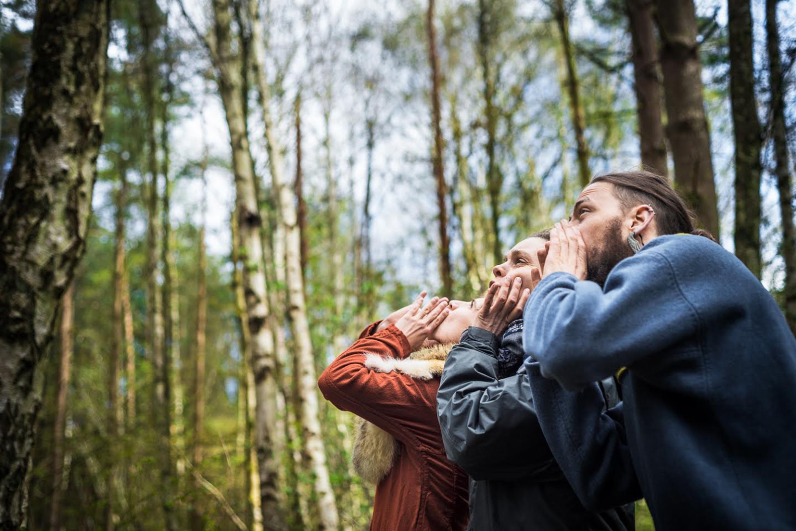 Orms rejse følger slægters gang ad skovstier</br>Helga Rosenfeldt-Olsen og Rasmus Malling Lykke Skov som vikinger med en rejsende fra nutiden imellem sig. </br>Foto: PR-foto / Wunderland - Iga Kuriata, Moesgaard Museum