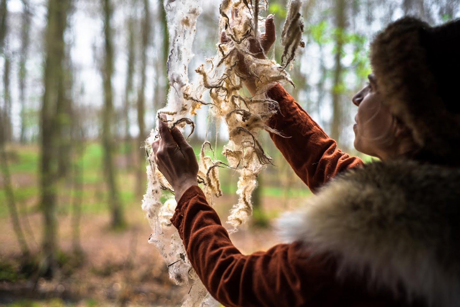 Orms rejse følger slægters gang ad skovstier</br>Tiderne er blevet blandet, så vi nu kan opleve skoven sammen med vores forfædre.</br>Foto: PR-foto / Wunderland - Iga Kuriata, Moesgaard Museum
