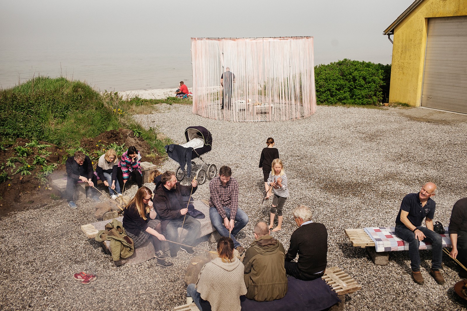 KULTUREN KAN IKKE TAGES SOM POLITISK GIDSEL</br>Violette Visioner event på Samsø. Gourmet snobrød & kunstworkshop med kok Yasser Rahim Naz.</br>Foto: PR-foto Violette Visioner