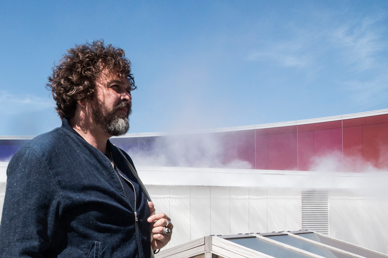 ARoS vælter byen og naturen med verdensstjerner</br>Direktør for ARoS Erlend G. Høyersten ved tågeværk af den japanske kunstner Fujiko Nyakas.</br>Foto: Mariana Gil