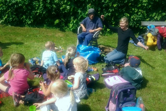 9 landsbyer får kunstnere til byen</br>Takashi Ikezawa arbejder normalt med naturmaterialer. I Fulden havde han en gruppe børnehavebørn til at hjælpe med at finde materialer. </br>Foto: Mai Damgaard Rasmussen (mobilfoto)