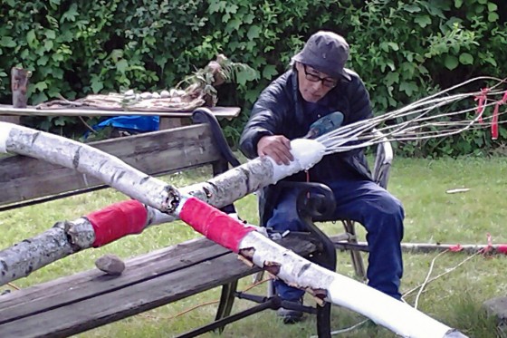 9 landsbyer får kunstnere til byen</br>Den japanske kunstnere Takashi Ikezawa har bl.a. brugt et traktordæk i sit kunstværk til byen.</br>Foto: Mai Damgaard Rasmussen (mobilfoto)