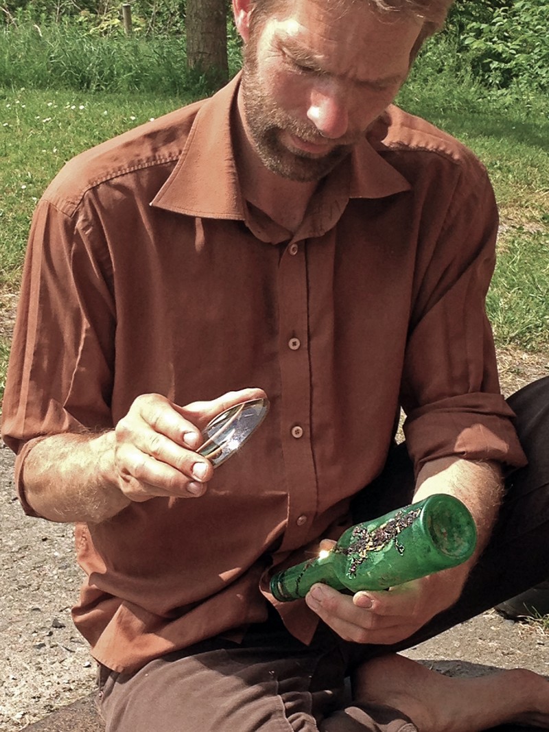 9 landsbyer får kunstnere til byen</br>Hartmut Stocker igang med at brænde et firben ind i en flaske. </br>Foto: Mai Damgaard Rasmussen (mobilfoto)