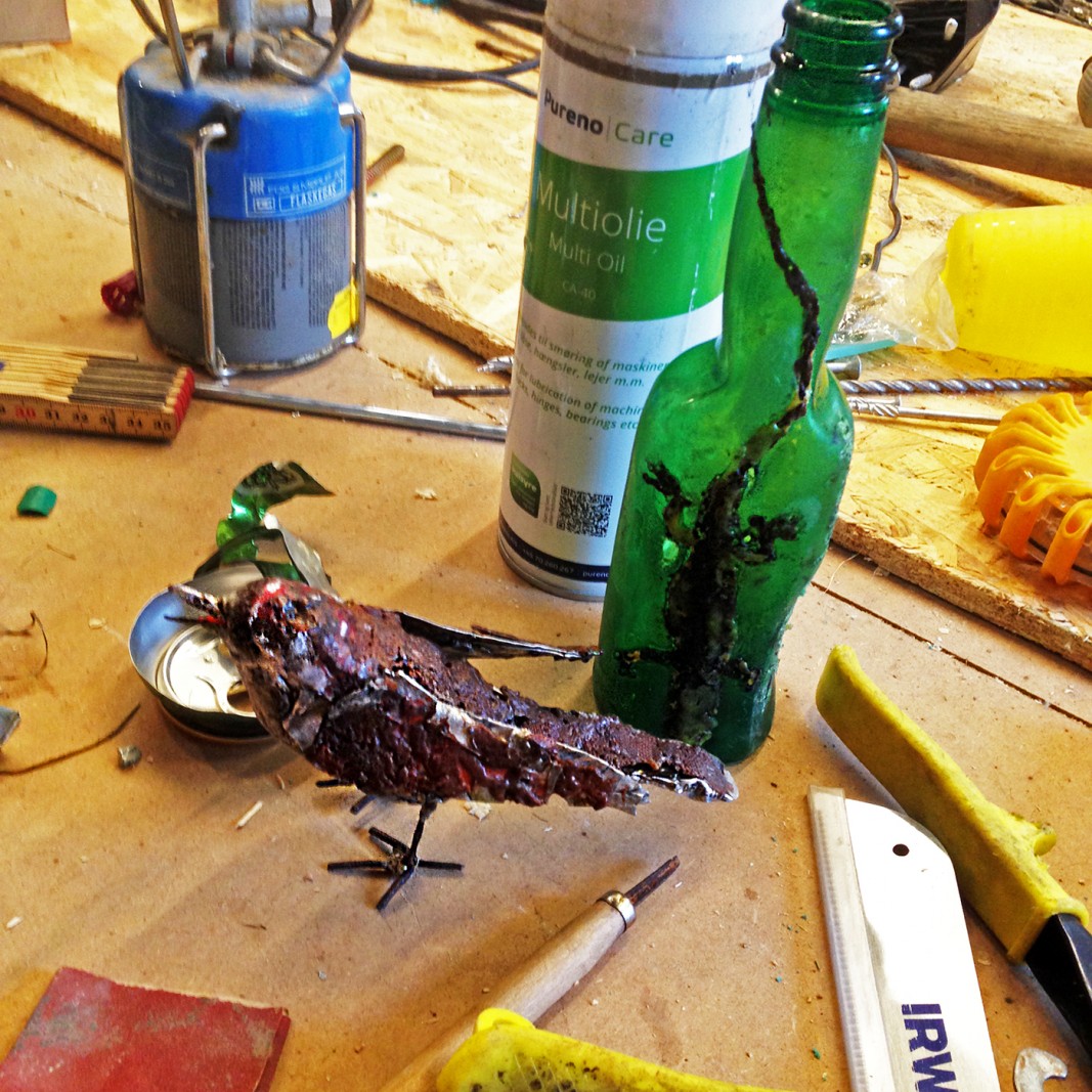 9 landsbyer får kunstnere til byen</br>En fugl og et firben på flaske er elementer i Hartmut Stockters værker til Fulden. </br>Foto: Mai Damgaard Rasmussen (mobilfoto)