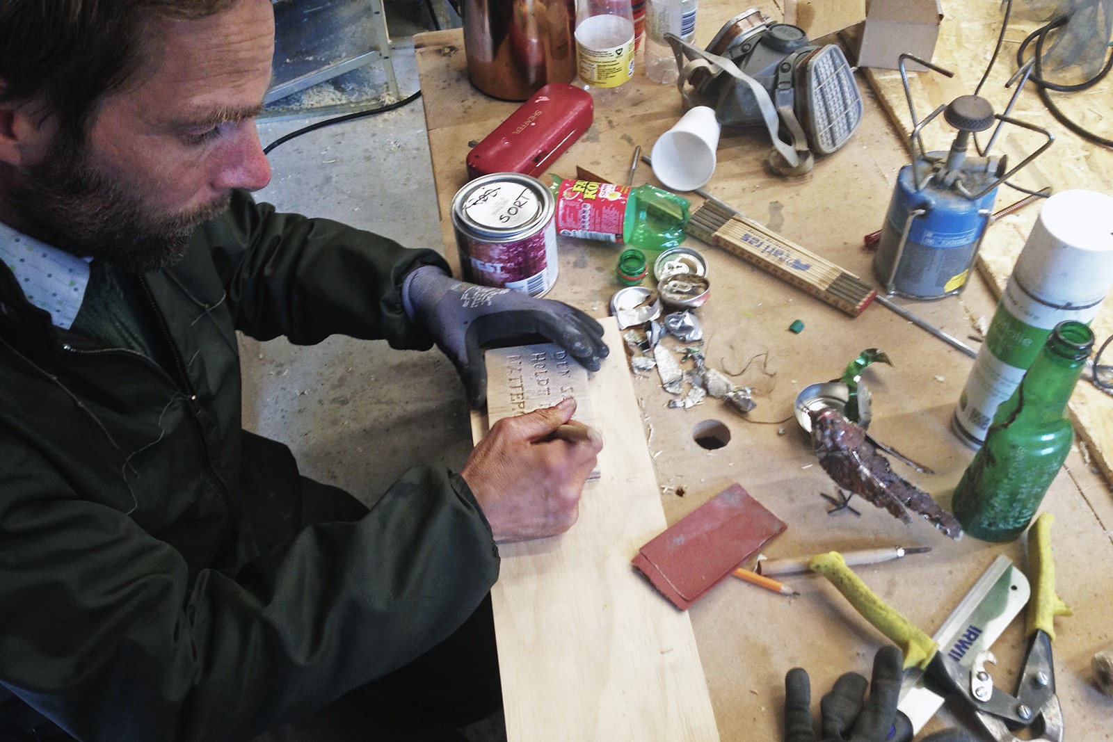 9 landsbyer får kunstnere til byen</br>Hartmut Stocker spurgte en mand i landsbyen, om det ikke var dejligt at bo på landet. Manden svarede jo, men fuglene kunne nogen gange godt holde en vågen.</br>Foto: Mai Damgaard Rasmussen (mobilfoto)