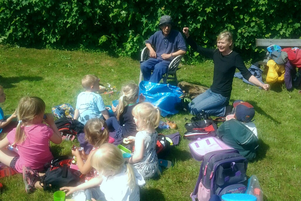 9 landsbyer får kunstnere til byen</br>Takashi Ikezawa arbejder normalt med naturmaterialer. I Fulden havde han en gruppe børnehavebørn til at hjælpe med at finde materialer. </br>Foto: Mai Damgaard Rasmussen (mobilfoto)