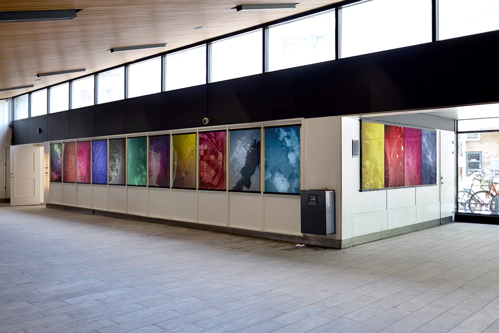 Landet ligger åbent på Sydhavn Station</br>Tanya Busses værker i ventesalen udenfor udstillingsstedet Sydhavn Station. </br>Foto: PR-foto/ Sydhavn Station - Heidi Hove