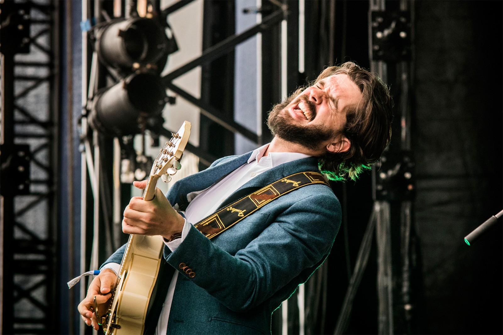 Thomas Dybdahl er sprudlende afslappet på NorthSide</br>Thomas Dybdahl på NorthSide Festival 2017</br>Foto: Copyright Peter Kirkegaard