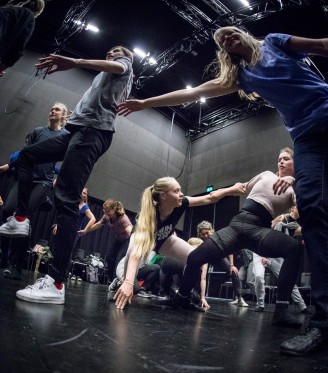 Tag plads i regnbuen på ARoS og oplev danseforestilling på gaden</br>Dansere ved prøverne til LightLens. Fra kickoff med Wayne McGregors dansere og lokale borgere.</br>Foto: Per Bille
