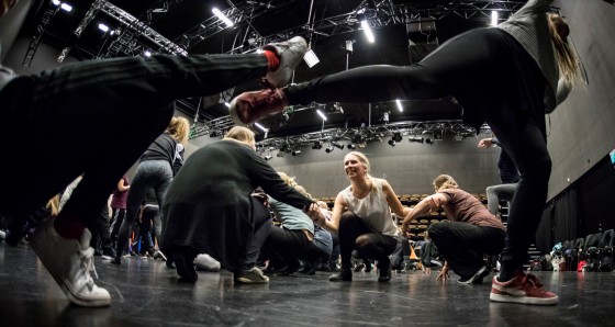 Tag plads i regnbuen på ARoS og oplev danseforestilling på gaden</br>Dansere ved prøverne til LightLens. Fra kickoff med Wayne McGregors dansere og lokale borgere.</br>Foto: Per Bille