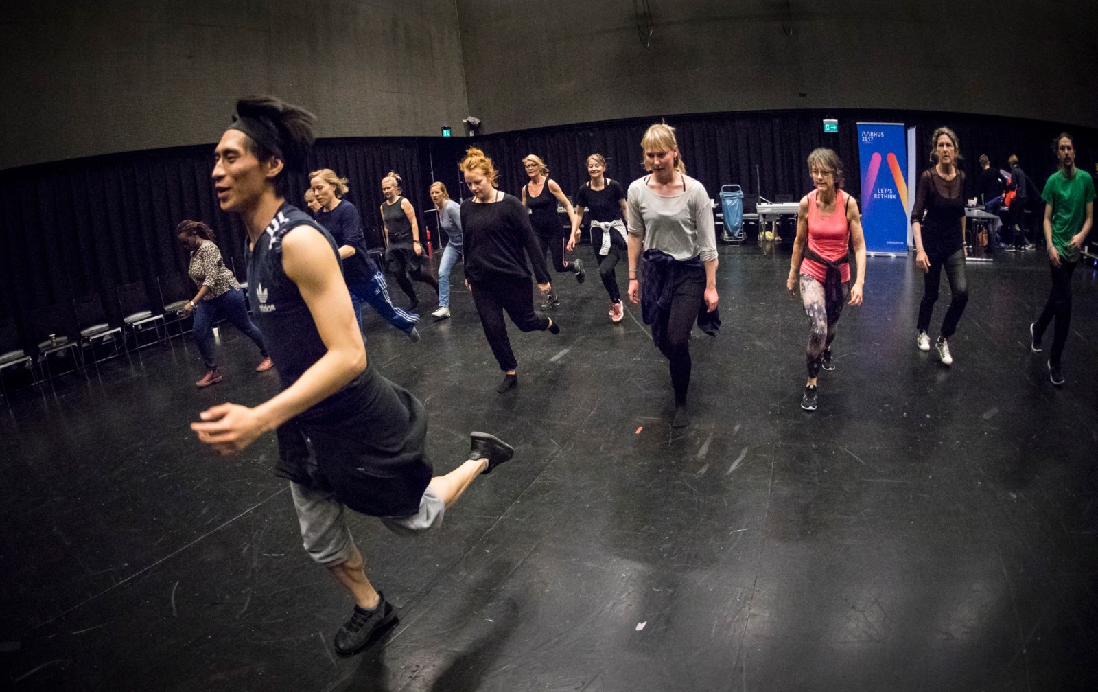 Tag plads i regnbuen på ARoS og oplev danseforestilling på gaden</br>Dansere ved prøverne til LightLens. Fra kickoff med Wayne McGregors dansere og lokale borgere.</br>Foto: Per Bille