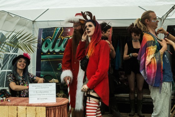 Stemning fra Northside 2017</br>Foran Side Show teltet på Northside var der gøgl og anderledes festivalunderholdning.</br>Foto: Mariana Gil