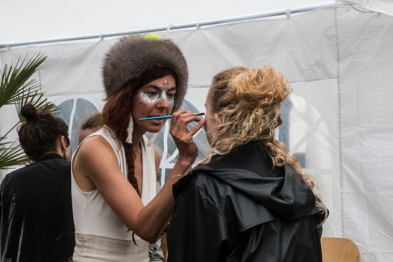 Stemning fra Northside 2017</br>Agnes Obel og hendes band havde fået malet glimmer ved øjnene som var et tilbud til festivalgæsterne. </br>Foto: Mariana Gil