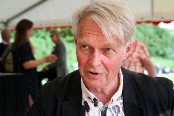 Teitur og Peter Laugesen kigger ud over søen og taler om ord, musik, liv og død</br>Peter Laugesen er en digter, der har en stærk tilknytning til rytmer og det musikalske sprog.</br>Foto: Sixten Therkildsen