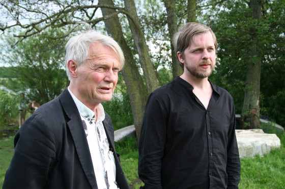 Teitur og Peter Laugesen kigger ud over søen og taler om ord, musik, liv og død</br>Peter Laugesen og Teitur vil begge være frie kunsntere, som ikke er bundet til bestemte genre.</br>Foto: Sixten Therkildsen