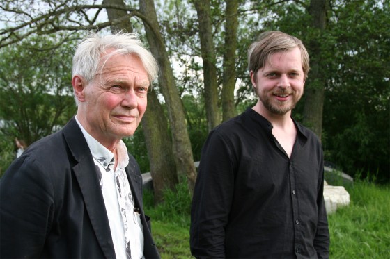 Teitur og Peter Laugesen kigger ud over søen og taler om ord, musik, liv og død</br>Peter Laugsen og Teitur mødte hinsnanden, da Nikolaj Nørlund bad dem medvirke til albummet Andersens drømme.</br>Foto: Sixten Therkildsen