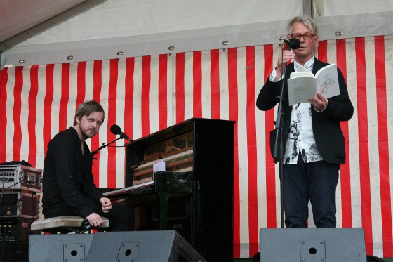 Teitur og Peter Laugesen kigger ud over søen og taler om ord, musik, liv og død</br>Teitur og Peter Laugesen optrådte sammen til Sommerstemmer ved Brabrand sø den 10. juni. </br>Foto: Sixten Therkildsen