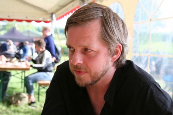 Teitur og Peter Laugesen kigger ud over søen og taler om ord, musik, liv og død</br>Teitur arbejder lige nu med planer om at udgive flere sange på færøsk.</br>Foto: Sixten Therkildsen