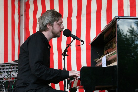 Teitur og Peter Laugesen kigger ud over søen og taler om ord, musik, liv og død</br>Teitur har turneret verden rundt. Han synes, at det er en mærkelig fornemmelse at synge påengelsk, når han er i Danmark. </br>Foto: Sixten Therkildsen
