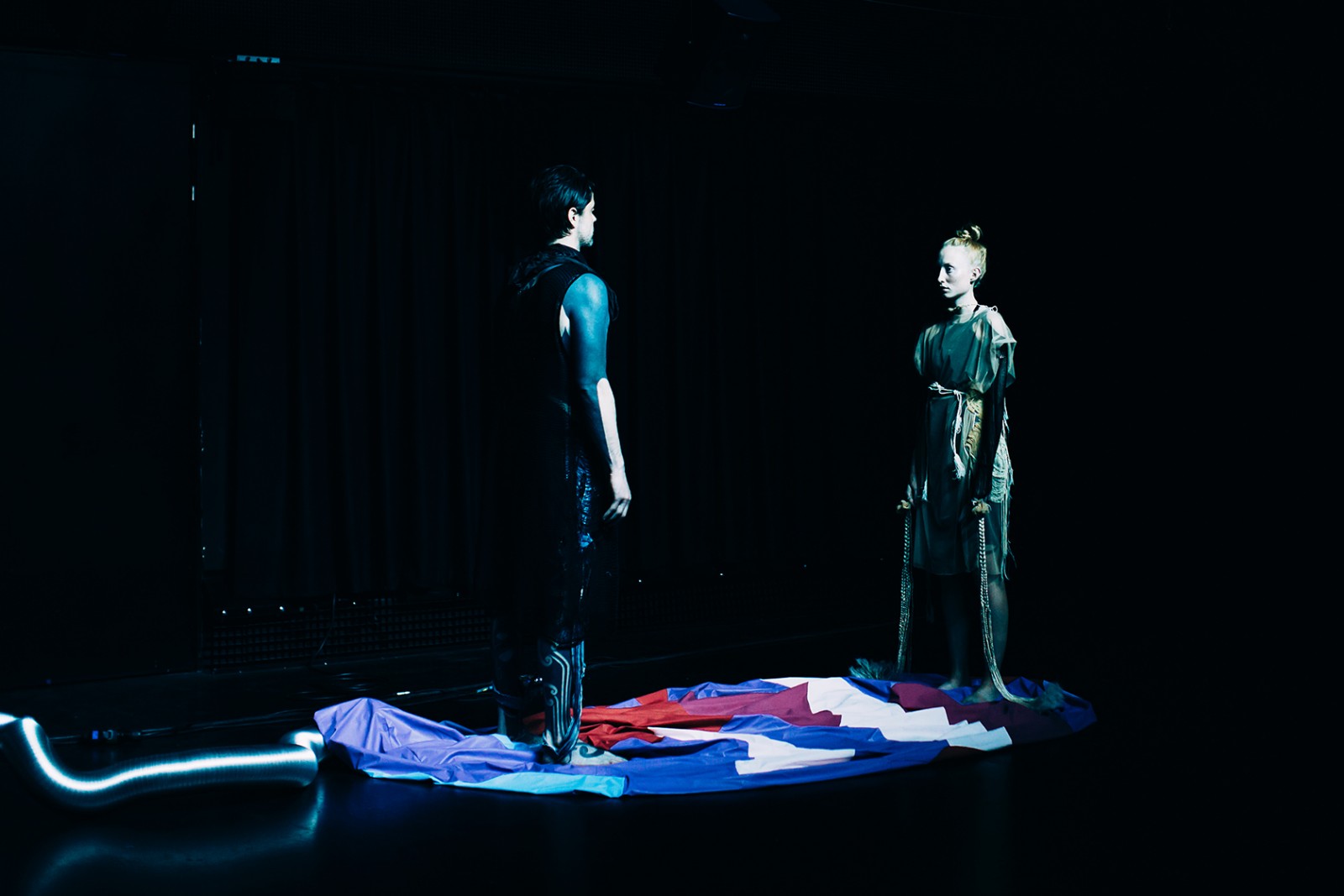 Balladen om Agnete og Havmanden - Billedserie fra prøverne</br>Agnete og Havmanden mødes. Scenografiske elementer er skabt af Phil Ayres fra Det Kongelige Danske Kunstakademis center for teknologi og arkitektur. </br>Foto: Tanya Goehring
